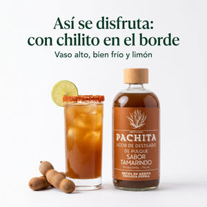 Así se disfruta Tamarindo: vaso alto con chilito en el borde, bien frío y limón