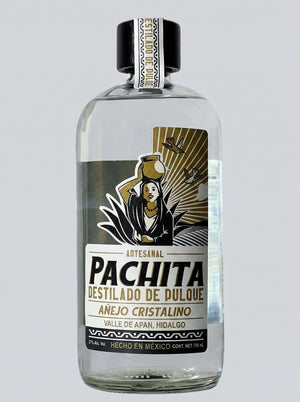 Botella de destilado de pulque Pachita Añejo Cristalino 37°, 750 mL, sobre mesa de madera con maguey salmiana