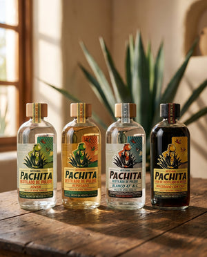 Paquete Pachita: botellas en escena