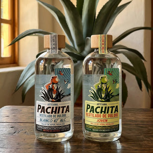 Las botellas del paquete sobre mesa de madera