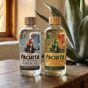 Las botellas del paquete sobre mesa de madera