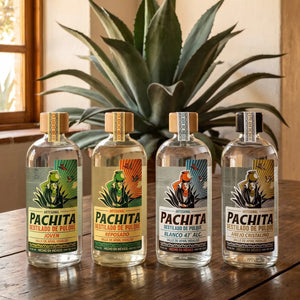 Las botellas del paquete sobre mesa de madera