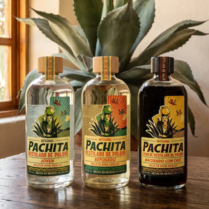 Las botellas del paquete sobre mesa de madera