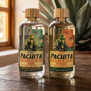 Las botellas del paquete sobre mesa de madera